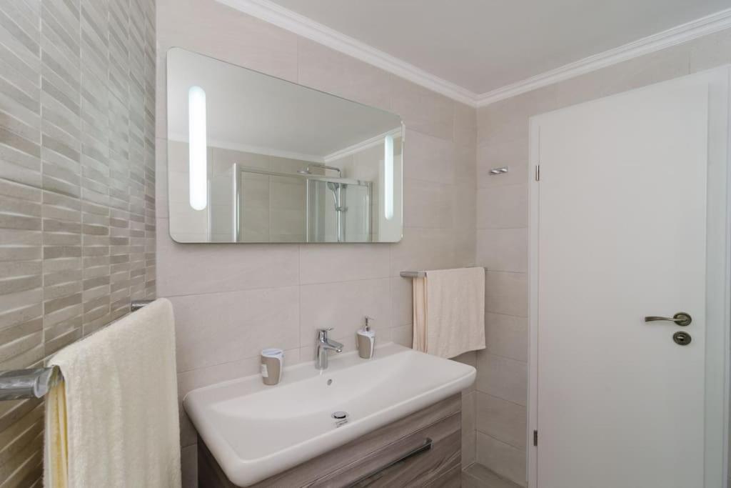 Sea View Apartment 10 Minutes Walk From Old City Дубровник Екстериор снимка